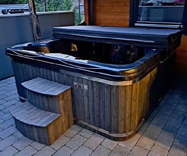Quadrat-Hot-Tub-.png